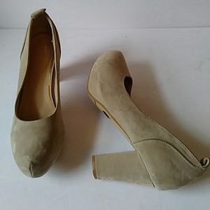 Nude faux-suede classic heel-sz 8 1/2 (EH 39)